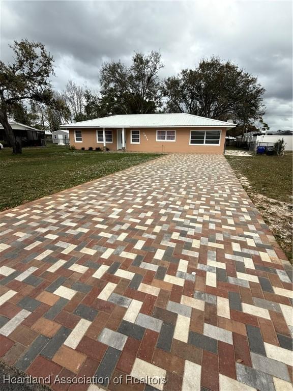 view of front of property with a front yard