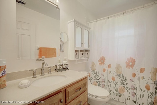 full bathroom featuring visible vents, curtained shower, vanity, and toilet