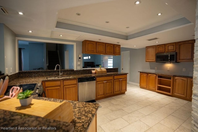 kitchen featuring sink, a raised ceiling, kitchen peninsula, and stainless steel appliances