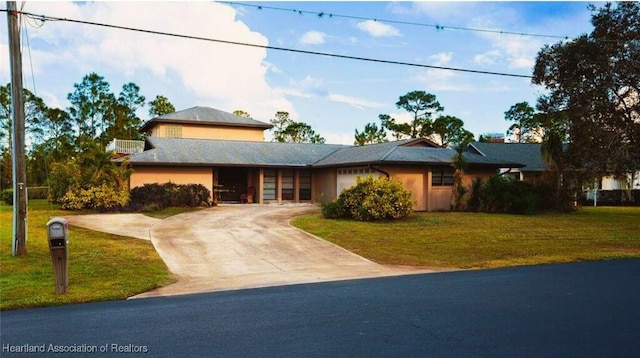 view of front of home featuring a front yard