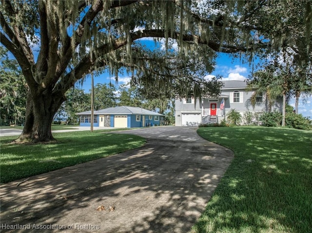 view of front facade featuring a front yard