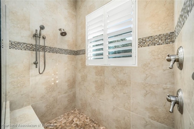 bathroom featuring a tile shower