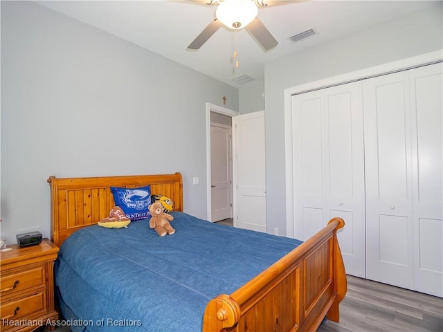 4936 Myrtle Dr, Sebring, FL 33872 - bedroom featuring light wood-style flooring, a closet, and ceiling fan