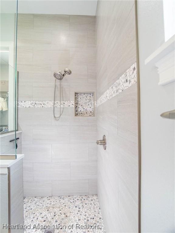 4936 Myrtle Dr, Sebring, FL 33872 - bathroom featuring a tile shower