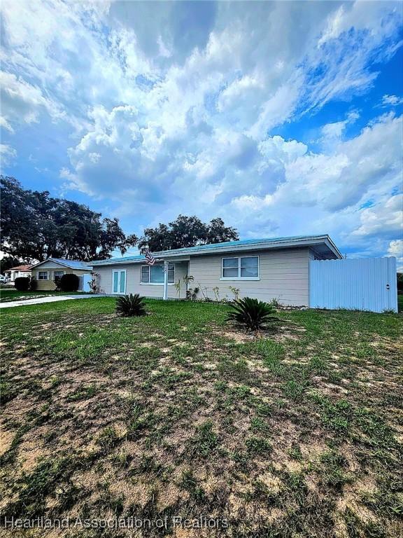 908 Taseschee Dr, Sebring, FL 33870 - ranch-style house with a front yard