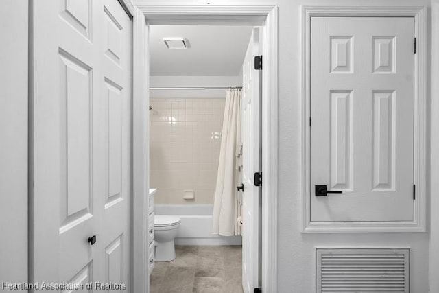 bathroom with shower / tub combo with curtain, visible vents, and toilet