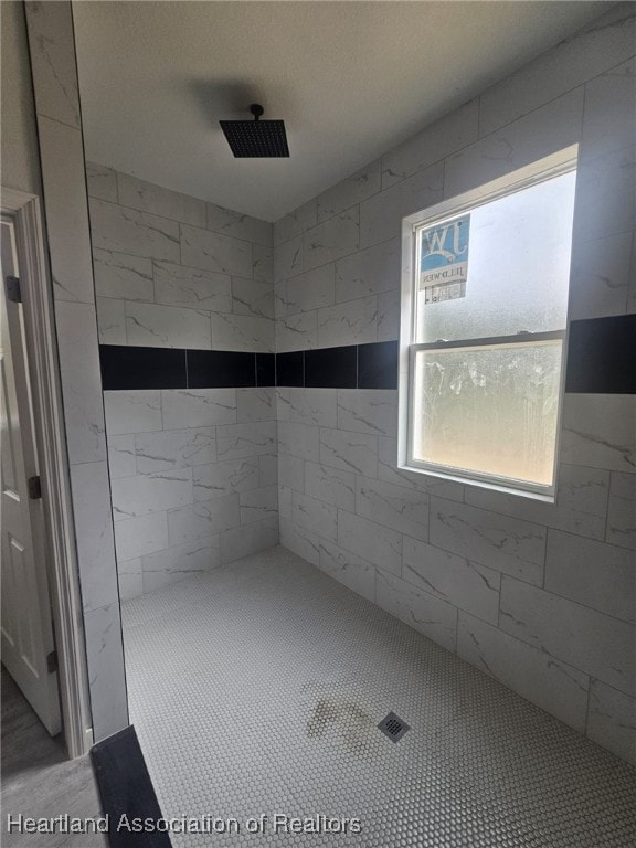 bathroom featuring a tile shower