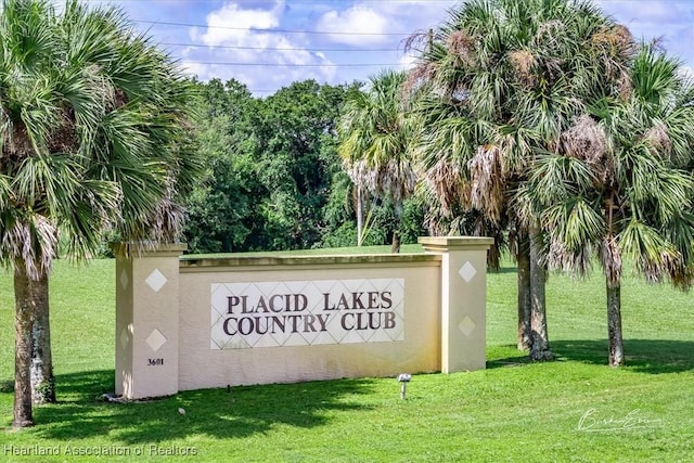 community sign with a yard