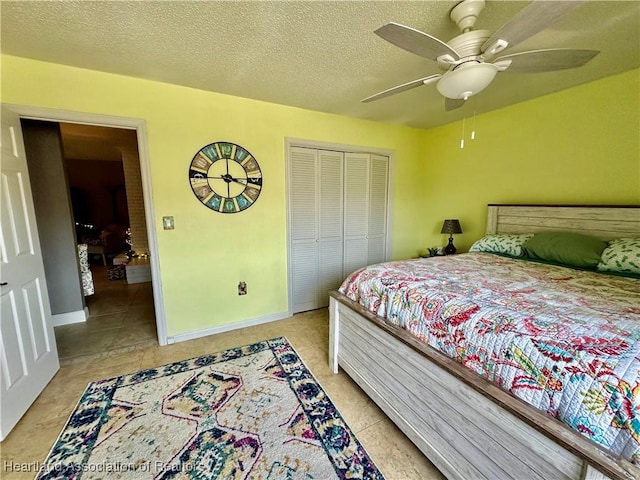 bedroom featuring ceiling fan, a closet, and a textured ceiling