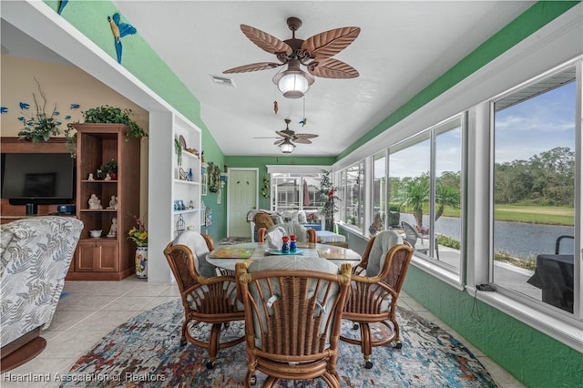 sunroom with ceiling fan