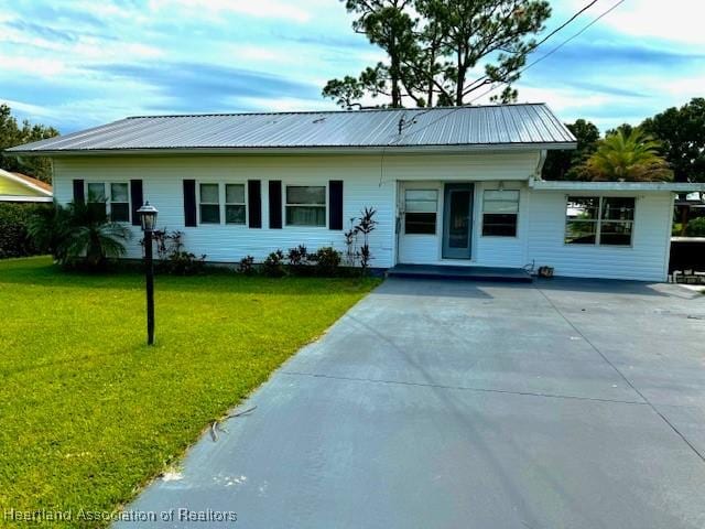 ranch-style home with a front lawn