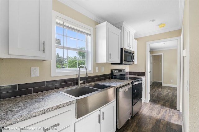 317 Old Bradenton Rd, Wauchula, FL 33873 - kitchen featuring stainless steel appliances, crown molding, a sink, dark wood-style floors, and white cabinets