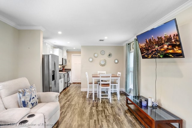 317 Old Bradenton Rd, Wauchula, FL 33873 - living area featuring wood finished floors, crown molding, recessed lighting, and baseboards