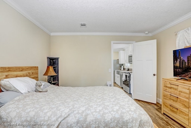 317 Old Bradenton Rd, Wauchula, FL 33873 - bedroom featuring light wood-type flooring, ornamental molding, and baseboards