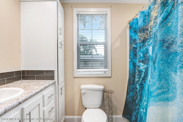317 Old Bradenton Rd, Wauchula, FL 33873 - bathroom with vanity, toilet, baseboards, and decorative backsplash
