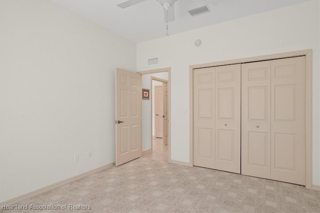 unfurnished bedroom with ceiling fan and a closet