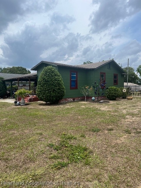 410 Walnut St, Sebring, FL 33870 - view of front facade with a front lawn