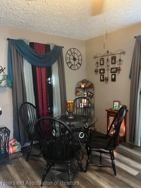 410 Walnut St, Sebring, FL 33870 - dining space featuring wood finished floors and a textured ceiling