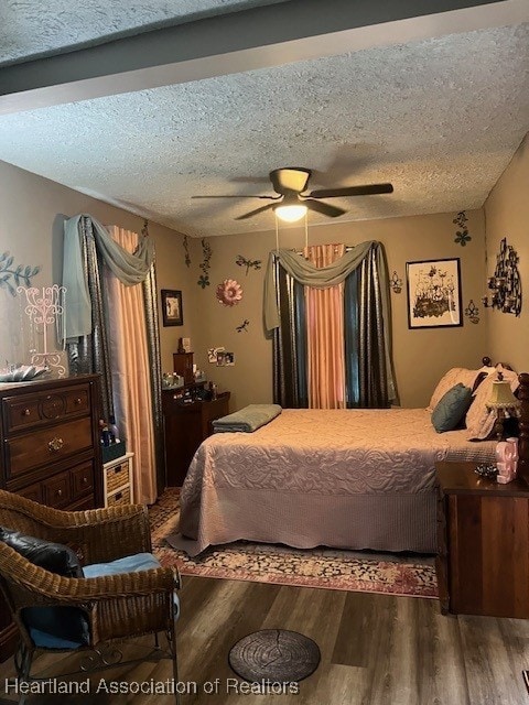 410 Walnut St, Sebring, FL 33870 - bedroom with wood finished floors, a ceiling fan, and a textured ceiling
