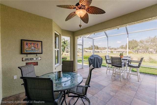 sunroom with ceiling fan