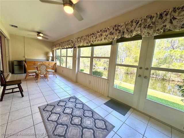 sunroom featuring visible vents and ceiling fan