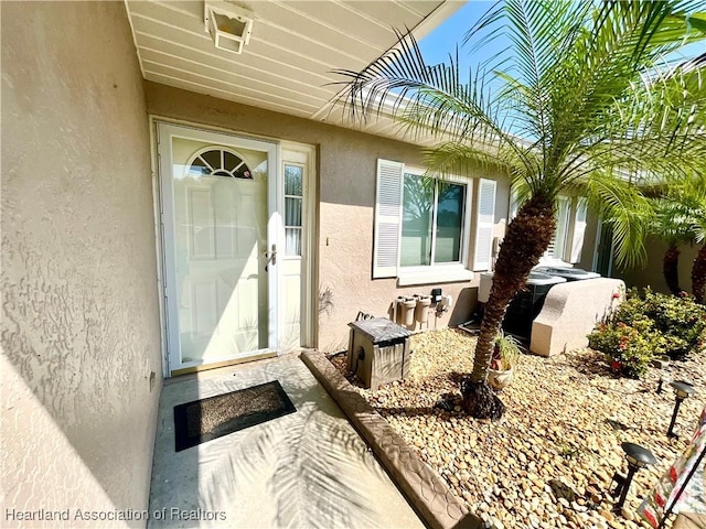 view of exterior entry featuring stucco siding