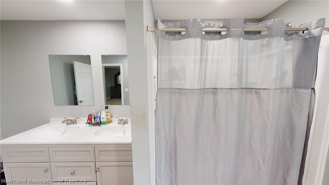 bathroom with a shower with shower curtain and vanity