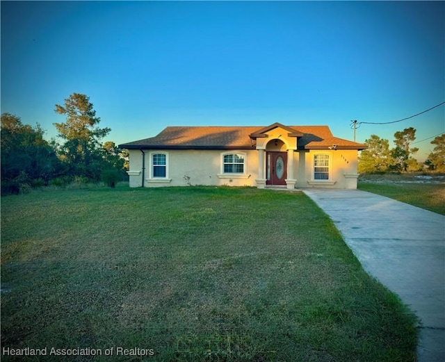 view of front of house featuring a front yard