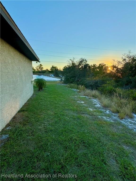 view of yard at dusk