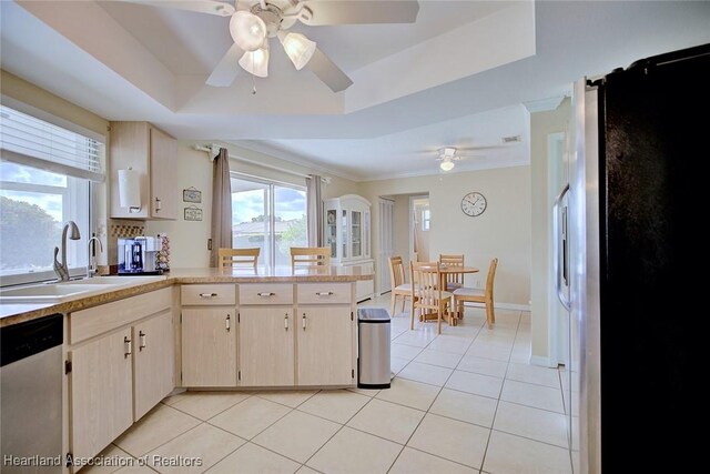 1712 Sunrise Pl, Sebring, FL 33870 - kitchen with appliances with stainless steel finishes, ceiling fan, a raised ceiling, a peninsula, and healthy amount of natural light