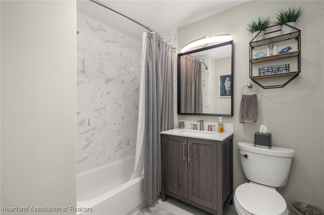1622 Dinner Dr, Sebring, FL 33870 - bathroom featuring shower / bath combo with shower curtain, toilet, and vanity