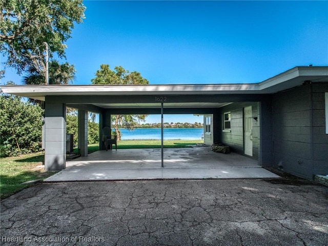1622 Dinner Dr, Sebring, FL 33870 - view of parking featuring a carport, a water view, and driveway