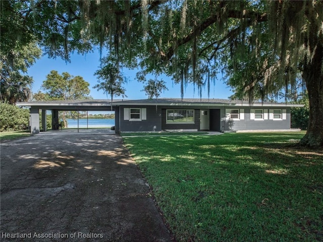1622 Dinner Dr, Sebring, FL 33870 - view of front facade featuring driveway and a front yard