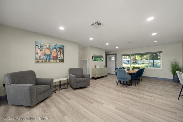 1622 Dinner Dr, Sebring, FL 33870 - living area with visible vents, recessed lighting, baseboards, and wood finished floors