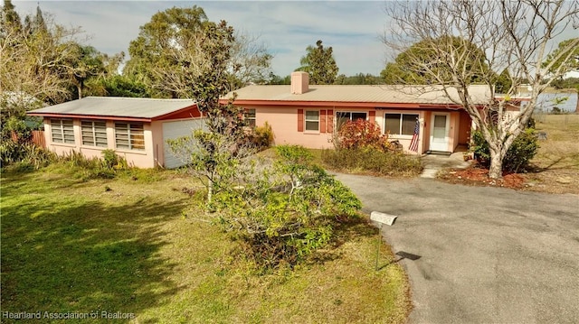 single story home featuring a front yard