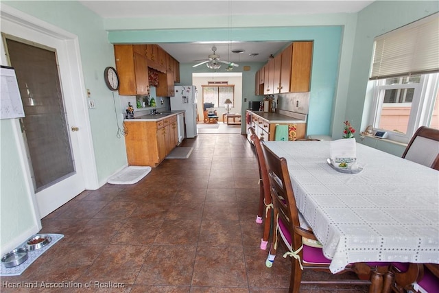 dining room with ceiling fan