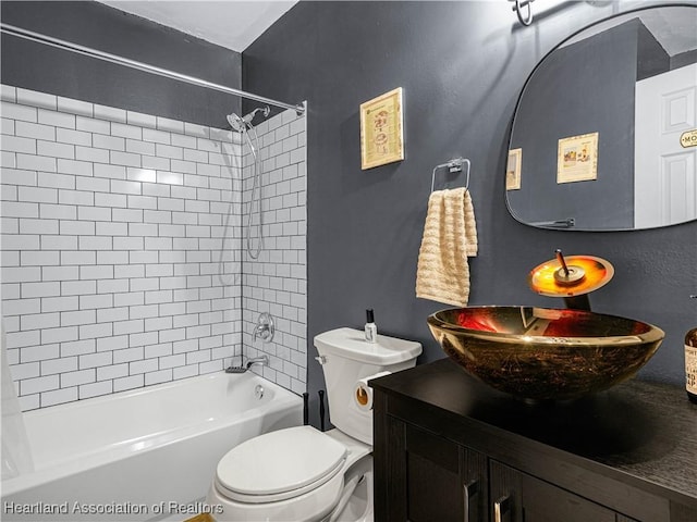 1802 W Fondulac Rd, Avon Park, FL 33825 - full bath featuring bathing tub / shower combination, vanity, and toilet