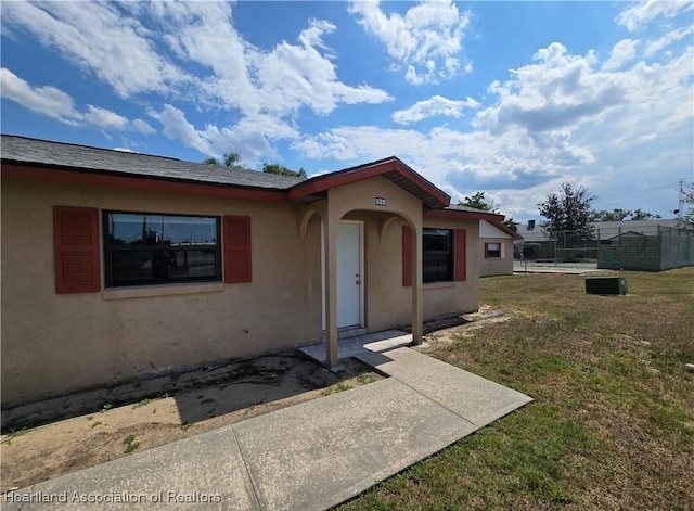 view of front of property with a front lawn