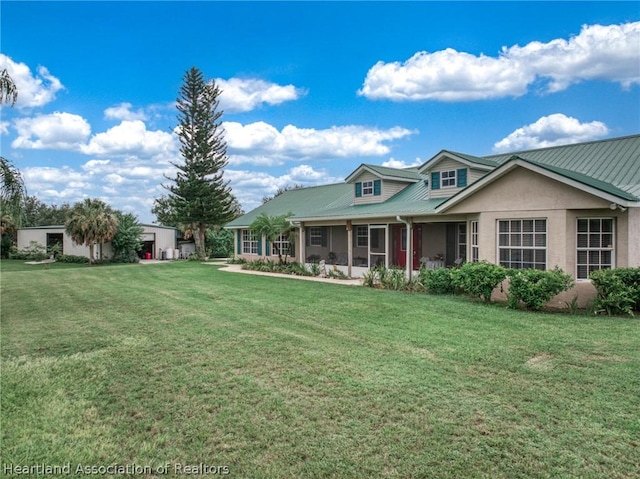 view of front facade featuring a front lawn