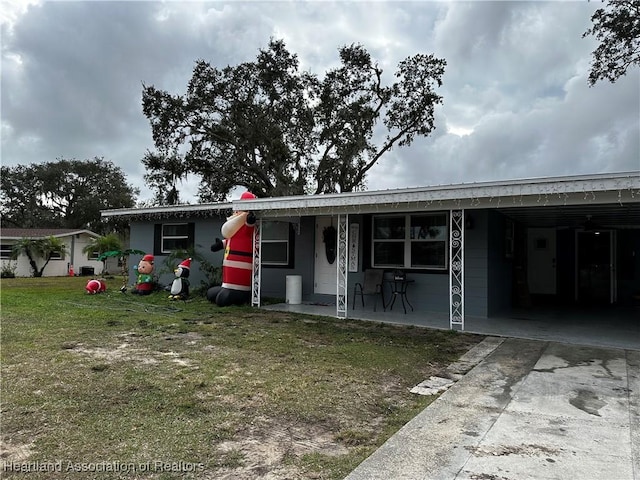 view of front of home featuring a front yard and a carport