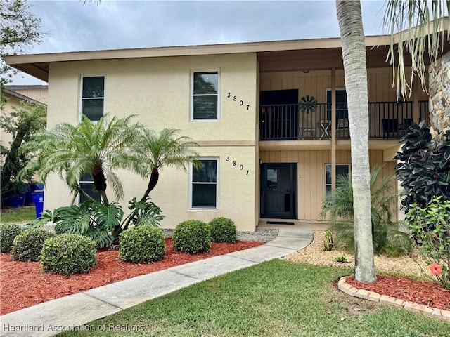 3807 Edgewater Dr, Sebring, FL 33872 - view of property featuring a balcony and stucco siding