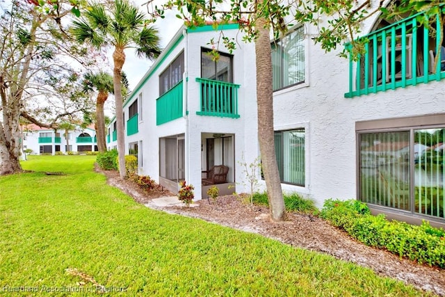 4773 Casablanca Cir Unit D22, Sebring, FL 33870 - back of property featuring stucco siding and a lawn