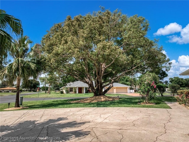 1904 Mulligan Rd, Sebring, FL 33872 - view of front of house with a garage, a front lawn, and driveway