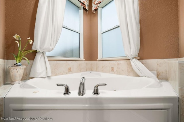 3038 Cedora Ter, Sebring, FL 33870 - bathroom featuring a textured wall and a garden tub
