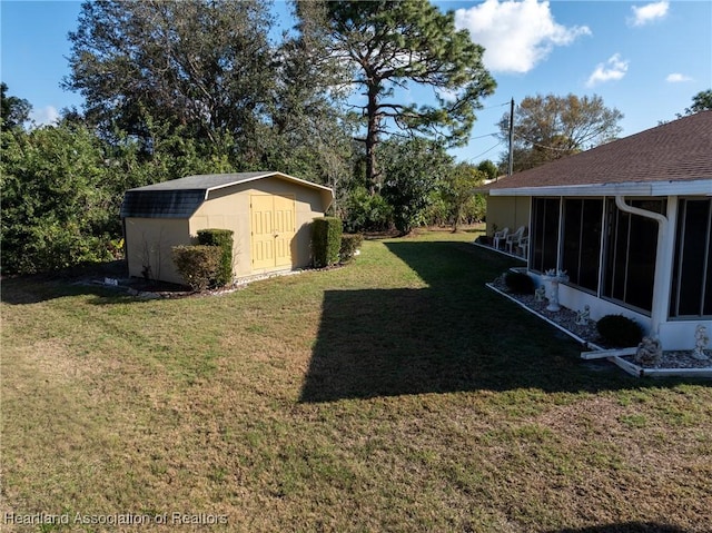 view of yard featuring a shed