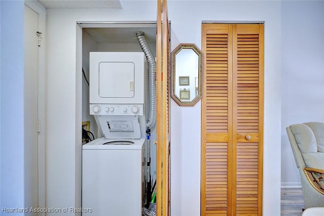 4915 Casablanca Cir Unit H22, Sebring, FL 33870 - laundry room featuring stacked washer / drying machine