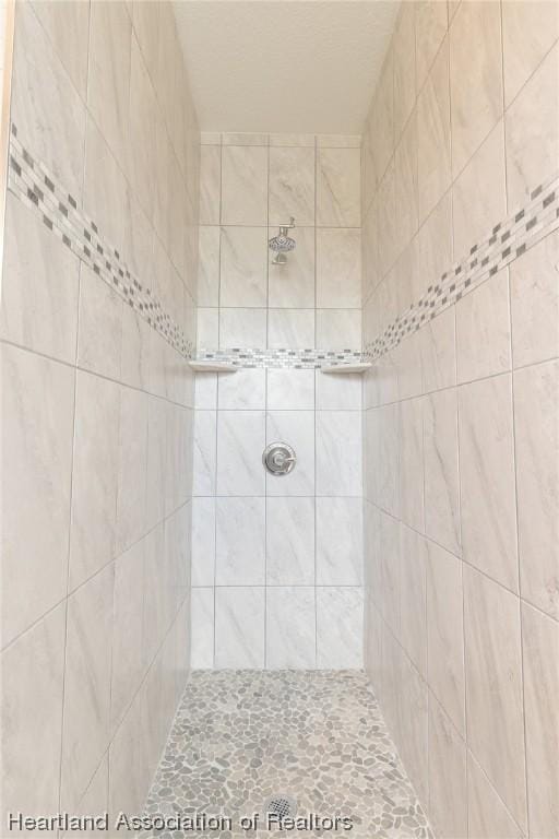 bathroom featuring a tile shower