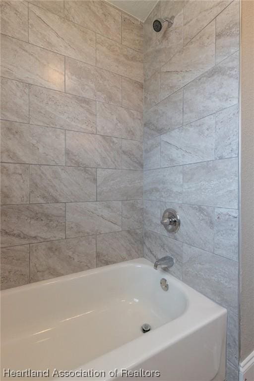 bathroom with tiled shower / bath combo