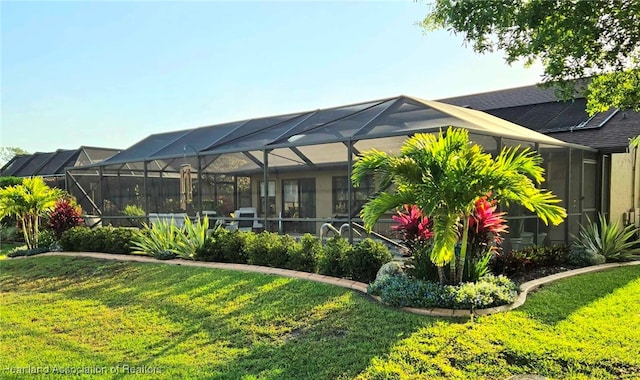 2919 Summertree Dr, Sebring, FL 33872 - rear view of house featuring glass enclosure and a yard