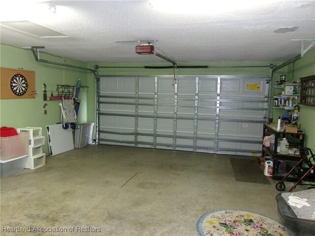 1618 Roberta Ave, Sebring, FL 33870 - garage featuring a garage door opener